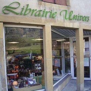 Librairie Univers est nichée au pied du jardin des Tanneurs.